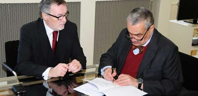 Český rozhlas a Ministerstvo zahraničí podepsaly smlouvu o provozování rozhlasového vysílání do zahraničí 